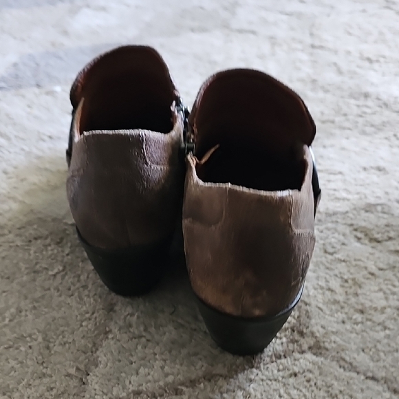 Born Lorlei Womens Sz 6.5 Brown Leather Studded Harness Side Zip Ankle Booties - Picture 4 of 6